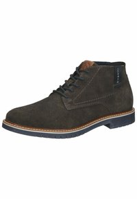 Botas de ante marrón hasta el tobillo con un diseño de cordones, acentos en tono marrón claro contrastantes, superficie texturizada y suela de goma con costuras blancas.