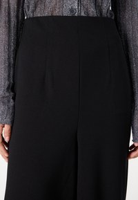 Vero Moda Tall VMLIVA SUPER WIDE PANTS - Nohavice - black