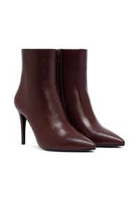 Bruine leren enkellaarzen met een spitse neus, hoge stilettohak en een ritssluiting aan de zijkant. Gladde textuur met een elegante uitstraling.