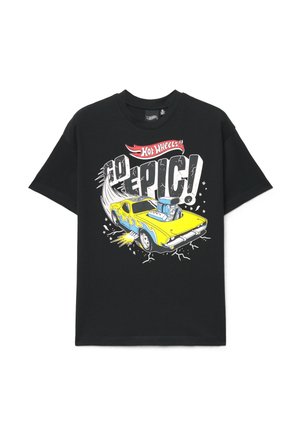 Maglietta nera con grafica di un'auto hot rod gialla, fiamme, logo "Hot Wheels" e grande testo bianco con la scritta "Go Epic!" con effetti di movimento e crepe.