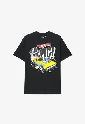 Maglietta nera con grafica di un'auto hot rod gialla, fiamme, logo "Hot Wheels" e grande testo bianco con la scritta "Go Epic!" con effetti di movimento e crepe.