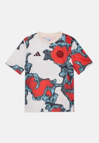 Camiseta atlética de manga corta con una base blanca y un patrón abstracto en rojo y azul, logo de Adidas y un logo redondo centrado en el pecho.