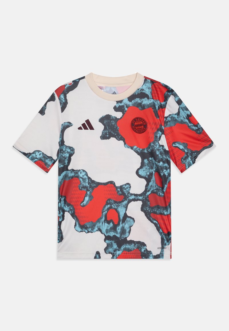 Majica kratkih rukava sportske namjene s bijelom osnovom i apstraktnim uzorkom u crvenoj i plavoj boji, Adidas logotip, i okrugli logotip centriran na prsima.