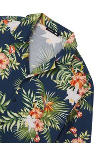 Camicia polo a maniche corte di colore navy con un vivace motivo floreale e foglioso in tonalità di rosso, rosa e verde su un tessuto morbido.