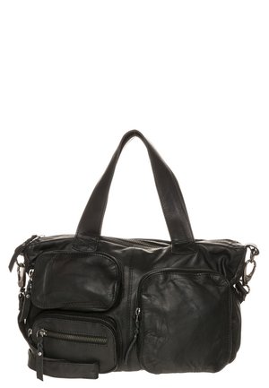 Sac à main en cuir noir avec deux poignées supérieures, trois poches avant zippées et des fermoirs métalliques sur les côtés pour une bandoulière optionnelle.