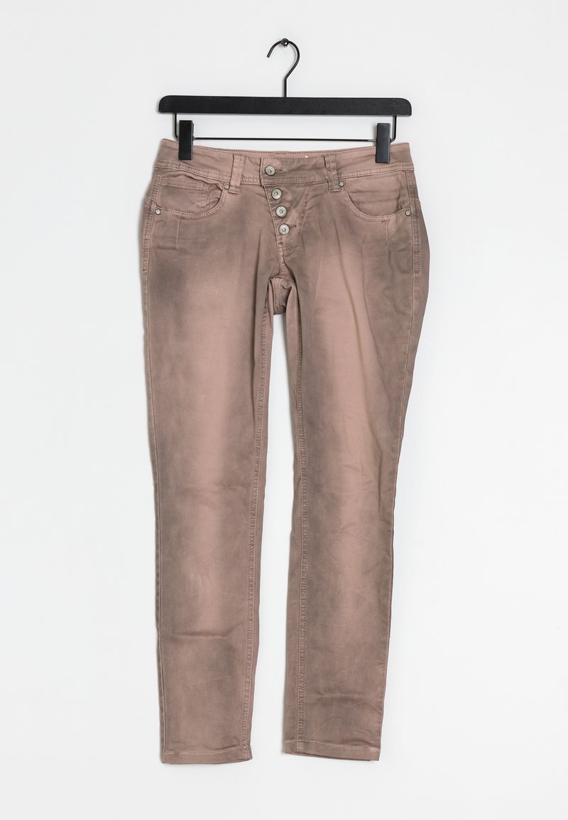 Béžové džíny s úzkým střihem. Disponují pěti kapsami, pěti knoflíky a jemnými texturovými variacemi. Zavěšeny na černém ramínku.