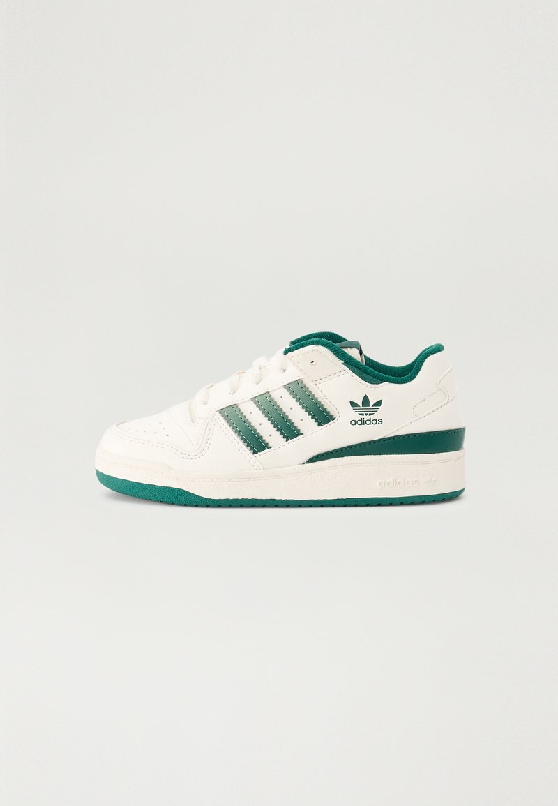 Bijela tenisica s zelenim detaljima, koja sadrži tri zelene pruge, perforirani prednji deo, podstavljen ovratnik i gumeni potplat.