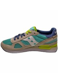 Sneaker leggere caratterizzate da una combinazione di rete turchese e suede beige, con lacci blu e vivaci accenti gialli sulla suola e sul tallone.