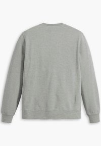 Sudadera gris de manga larga, con cuello redondo y puños acanalados. Textura de tela suave y sutil patrón jaspeado en toda la prenda.