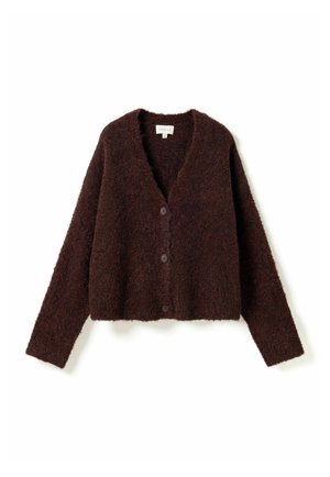 Sötétbarna, bolyhos textúrájú kardigán hosszú ujjakkal, V-nyakkivágással és három elöl gombbal zárva, fehér háttéren.
