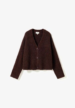 Cardigan marron foncé à texture duveteuse, manches longues, col en V, avec trois boutons sur le devant, fermé, sur fond blanc.