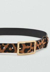 Ceinture à imprimé léopard en fourrure marron et noire avec une boucle rectangulaire dorée. Comprend des trous réglables et un dos en cuir noir lisse.