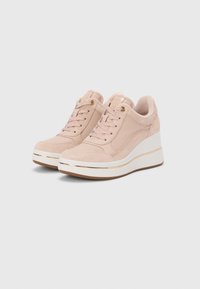 Baskets compensées en daim rose pâle avec une finition texturée. Dotées d'œillets dorés et d'une semelle blanche avec un accent de bande dorée.