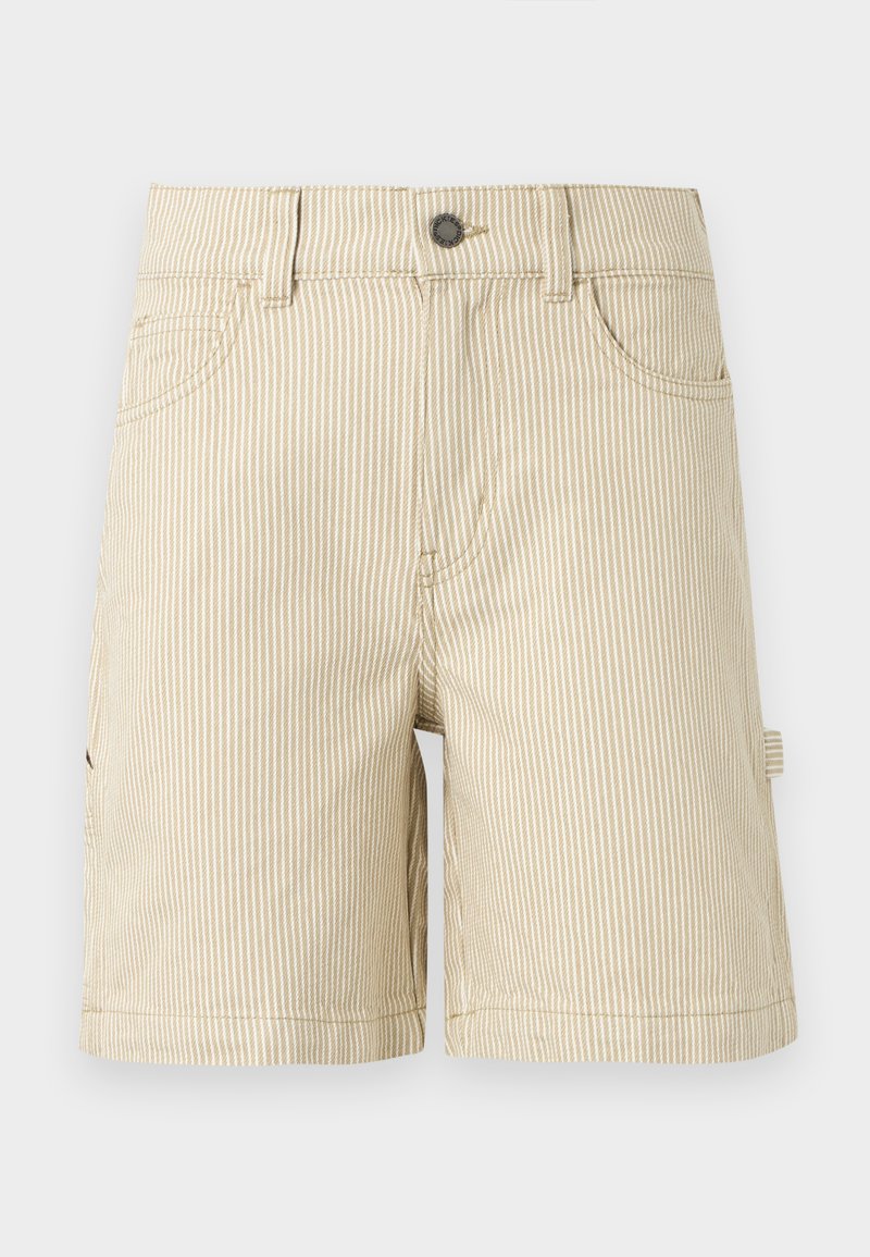Shorts beige et blancs à rayures, longueur genoux, avec poches avant, passants de ceinture et fermeture à boutons.