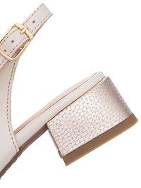 Weiße Ledersandale mit goldener Schnalle und strukturiertem metallischem Blockabsatz, seitliche Perspektive auf weißem Hintergrund.