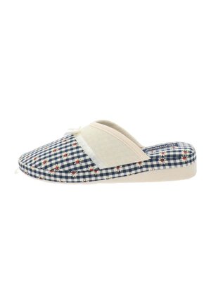 Ciabatta a scacchi blu navy e bianco con bordi beige, dettagli floreali, suola piatta e tessuto morbido. Design aperto sul retro.