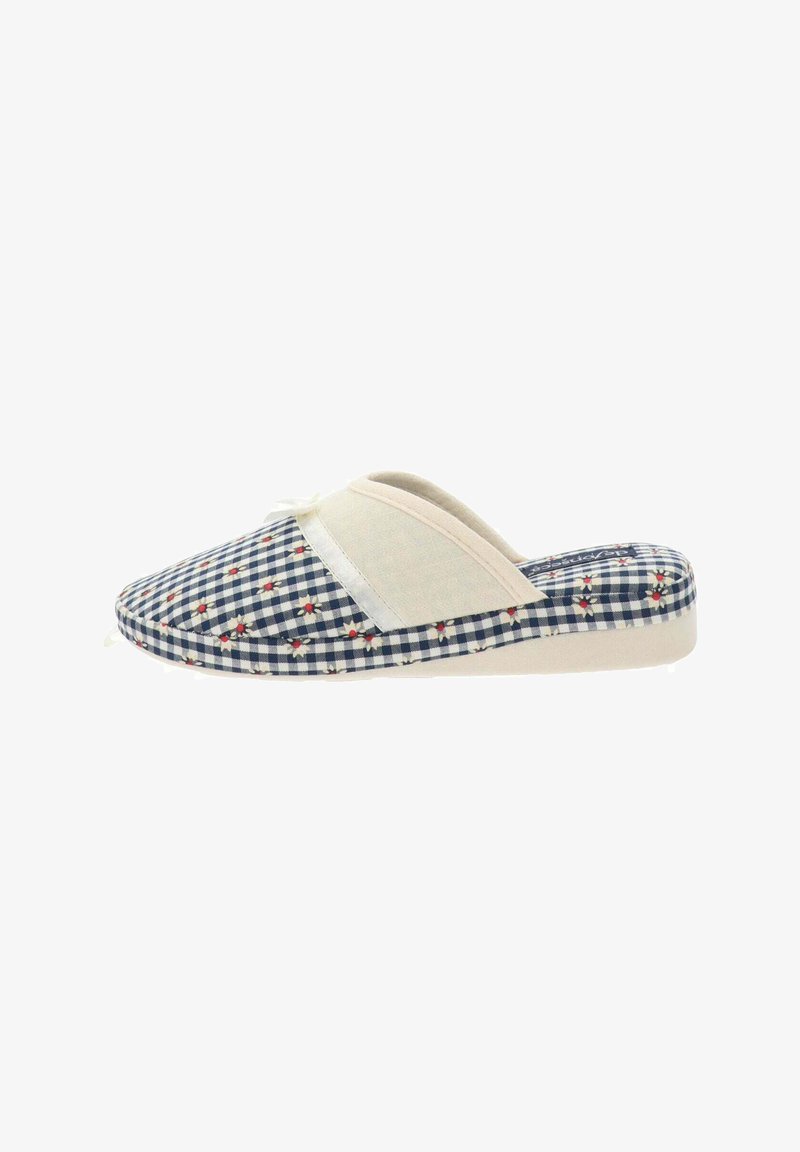 Chausson à motif vichy bleu marine et blanc avec une bordure beige, accents floraux, semelle plate et confection en tissu doux. Design ouvert à l'arrière.