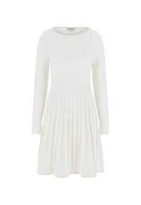 Robe en tricot blanche, avec un col rond, des manches longues, un motif texturé et une jupe évasée avec des plis.