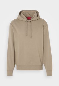 Sweat à capuche beige avec cordon de serrage, tissu doux et poignets côtelés. Présente un petit logo de couleur contrastante à l'avant.