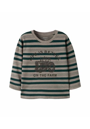 Chemise à manches longues pour enfants avec des rayures vertes et beiges, avec un graphisme de tracteur et un texte "Life is better on the farm."