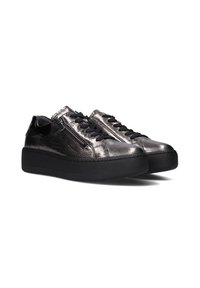 Zwarte platform sneakers met een glanzend metallic oppervlakte, voorzien van zwarte veters, een zijrits en een gestructureerde zool voor extra grip.