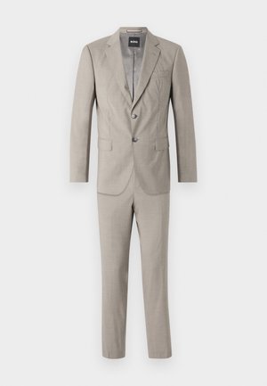 Šviesiai kreminis kostiumas su vieno eigo mygtukais, dviem mygtukais ir lygiomis kelnėmis. Yra krūtinės kišenė ir glotni tekstūra.