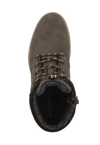 Bota de tobillo de ante marrón con cuello texturizado marrón oscuro, forro con patrón y ojales de metal. Diseño con cordones y con cordones de contraste.