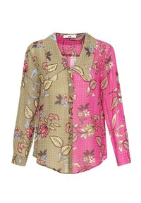 Blouse à manches longues avec un design divisé en sections vert olive et rose. Motifs floraux en rouge, bleu et jaune sur un tissu texturé.