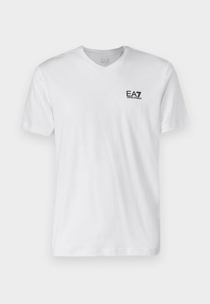 Biely bavlnený tričko s výstrihom do V, krátkymi rukávmi, s čiernym logom EA7 na ľavej hrudi. Hladká textúra, jednoduchý dizajn.