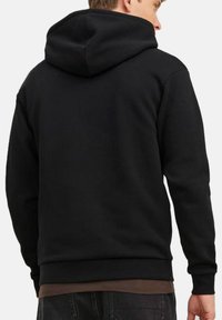 Schwarzer Kapuzenpullover mit einer großen Kapuze, langen Ärmeln und einem lockeren Schnitt. Der Stoff wirkt glatt mit einem strukturierten Innenfutter für zusätzlichen Komfort.