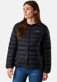 Giacca puffa nera con motivo a righe verticali, bottoni a pressione e piccolo logo. Vestibilità comoda con una texture liscia e lucida e dettagli sulle cuciture laterali.