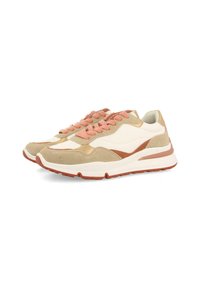 Zapatillas beige y blancas con cordones rosas. Presentan materiales de ante y cuero, una entresuela blanca gruesa y una suela exterior de goma texturizada.