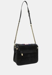 Borsa a tracolla in suede nero con chiusura a patta, accessori in oro e tracolla a catena. Presenta un design ricamato sul davanti.