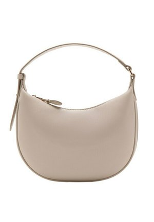 Beigetaschen in Halbmondform mit einem einzelnen verstellbaren Riemen und einem oberen Reißverschluss mit goldfarbener Hardware.