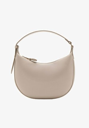 Beigetaschen in Halbmondform mit einem einzelnen verstellbaren Riemen und einem oberen Reißverschluss mit goldfarbener Hardware.