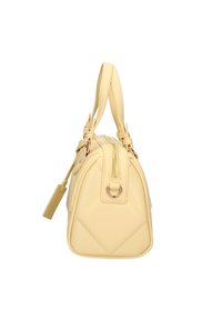 Borsa a tracolla in ecopelle gialla con forma strutturata, dotata di chiusura con zip superiore, manici corti e accenti a motivo a diamante.