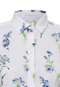 Biała koszula zapinana na guziki z kwiatowym wzorem w odcieniach fioletu i zieleni, z tradycyjnym kołnierzykiem i perłowymi guzikami.