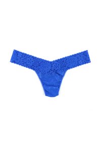 Blauwe kant-thong met een bloemenpatroon op de tailleband, met een gladde stofbody. Geulrand en naadloos ontwerp.