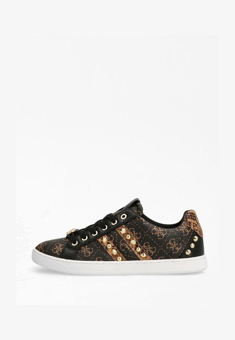 Zwarte en bruine sneakers met een reliëfpatroon, gouden studs, synthetisch materiaal, een witte zool en een textured achterkantaccent.