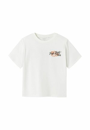 T-shirt en coton blanc à manches courtes et encolure ronde. Présente un texte graphique coloré "Fresh Start Tropical Fruits" sur le devant.