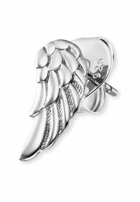 Orecchino di colore argento a forma di ala, con dettagliati texture simili a piume e una superficie lucida. Include una chiusura sicura.