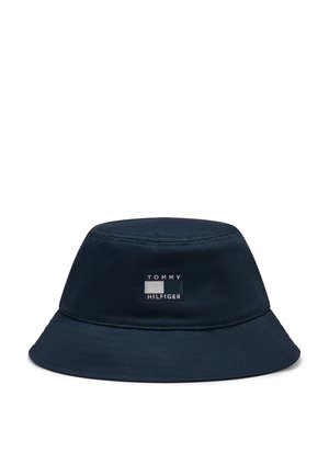 Kapelusz typu bucket w kolorze granatowym z szerokim rondem, z prostokątną naszywką z logo Tommy Hilfiger na środku z przodu.