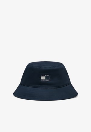 Marineblå bøllehat med bred skygge og et rektangulært Tommy Hilfiger-logo i midten foran.