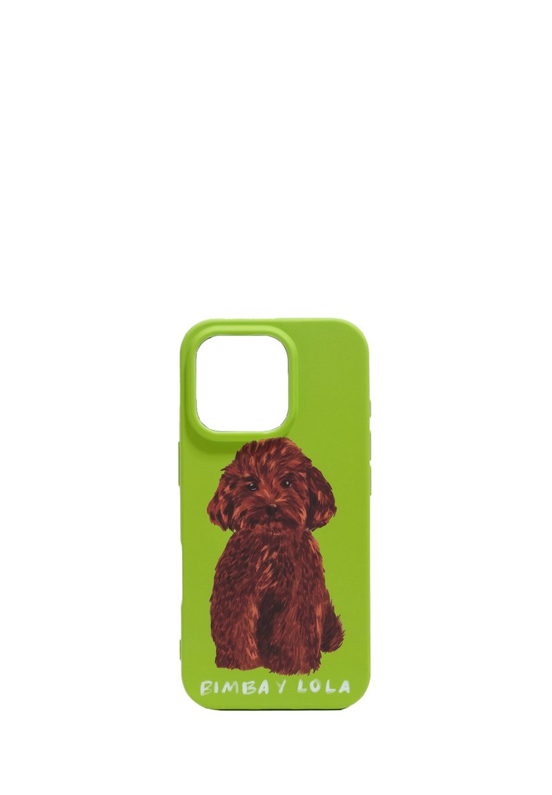 Funda de teléfono de silicona verde con una ilustración de un perro marrón y el texto "BIMBA Y LOLA" en la parte inferior. Textura suave, forma rectangular.