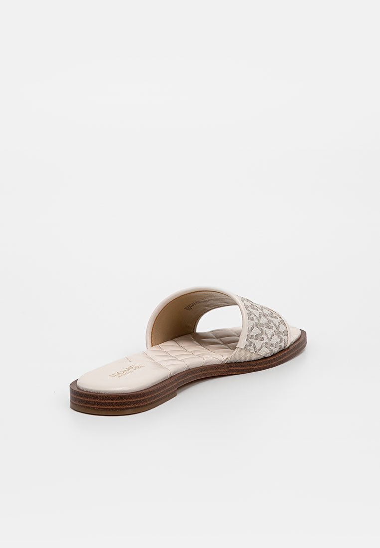 Sandal à enfiler avec un dessus incurvé en beige clair, présentant un motif texturé, une semelle intérieure matelassée et une semelle plate en bois.
