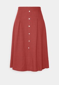 Jupe en lin rouge avec une taille ajustée, fermeture à boutons à l'avant et plis pour le mouvement. L'ourlet s'arrondit doucement en bas.