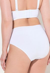 Slip in cotone bianco con una texture liscia e design a vita alta. Presenta bordi puliti e uno stile minimalista, adatto per l'uso quotidiano.