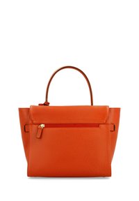 Orange Handtasche mit strukturierter Oberfläche, gepolstertem oberen Griff, zipbarem Vordertasche und einer strukturierten Silhouette. Mit einem magnetischen Klappenverschluss.