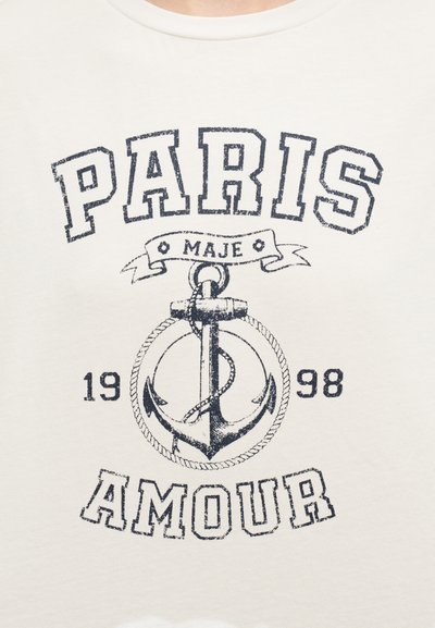 Λευκό ύφασμα με εκτύπωση vintage στυλ που περιλαμβάνει τις λέξεις "PARIS AMOUR", "MAJE" και μια άγκυρα περιβαλλόμενη από σχοινί με τους αριθμούς 19 και 98.