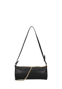 Borsa a tracolla in pelle nera con un design lungo e snodato. Presenta una tracolla a catena removibile, hardware dorato e chiusura a zip.